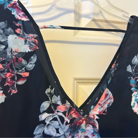 DR2 Black Floral Deep V Neck -Front and Back. Size Large - Picture 6 of 8